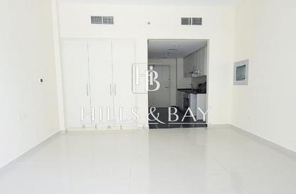 Apartment - Studio - 1 for rent in Golf Vista 2 - Golf Vista - Golf Town - Damac Hills - Dubai Apartment - Studio - 1 for rent in Golf Vista 2 - Golf Vista - Golf Town - Damac Hills - Dubai