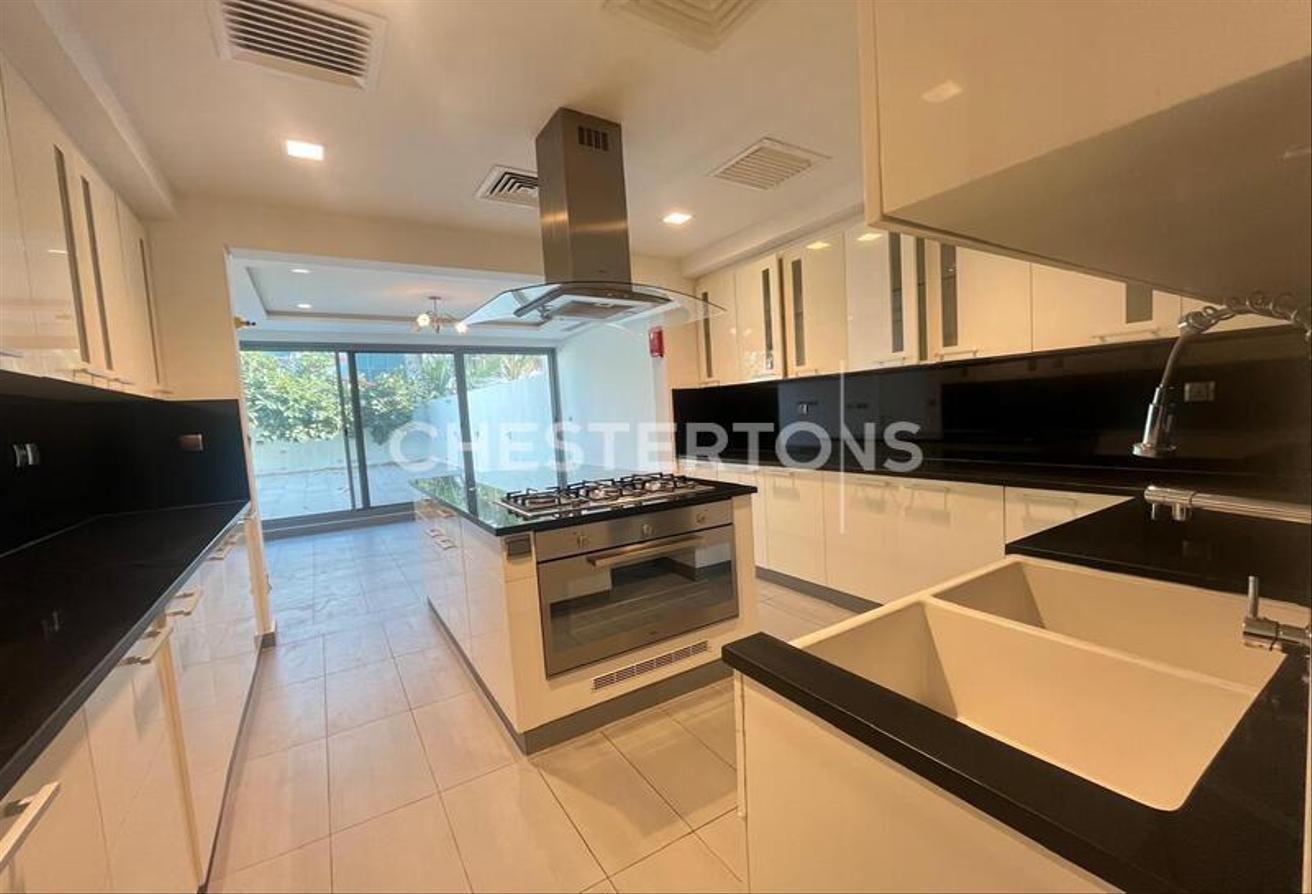 Contemporary | Private Garden | Near City Walk photo 8