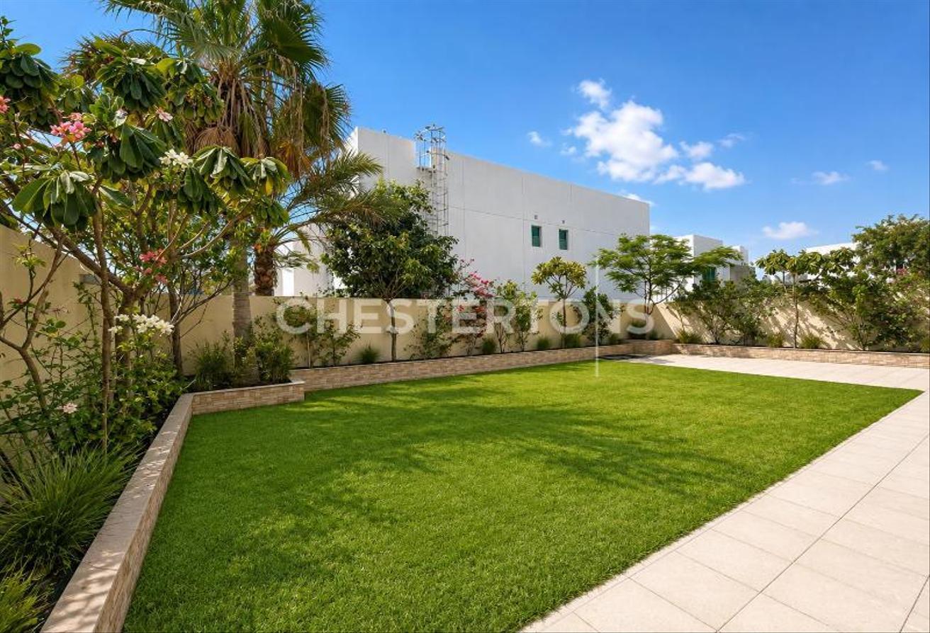 Contemporary | Private Garden | Near City Walk photo 4