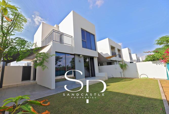 Exclusive | 4 BR Corner 2E | Single Row