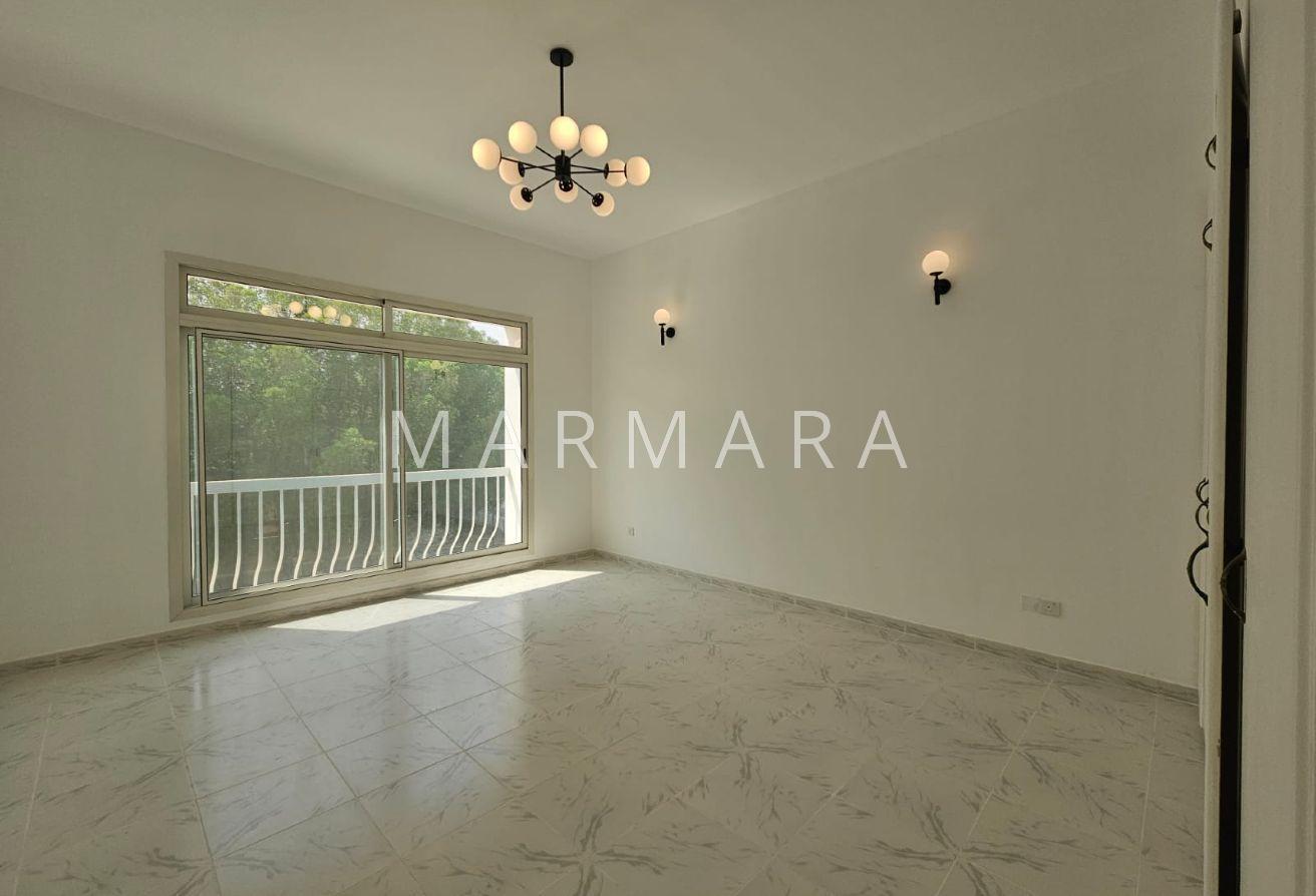 Bright and Spacious villa | Study room | Garden photo 6