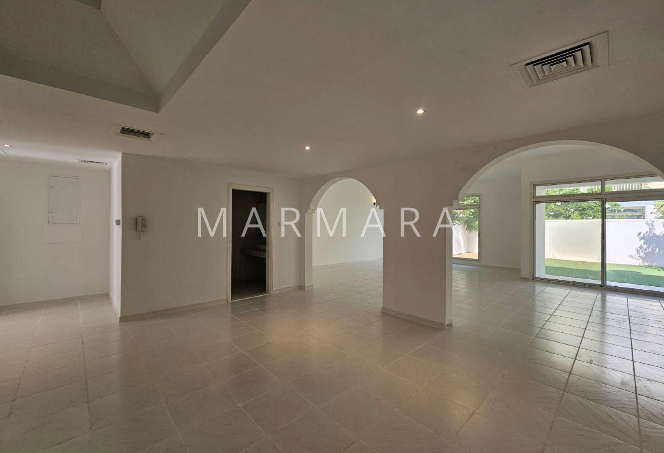 Bright and Spacious villa | Study room | Garden photo 18