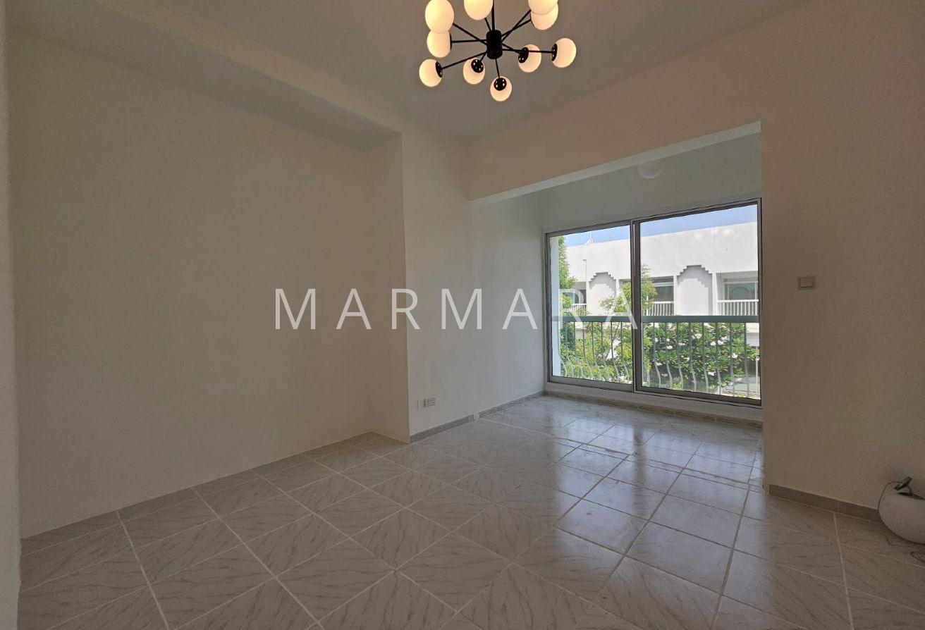 Bright and Spacious villa | Study room | Garden photo 9