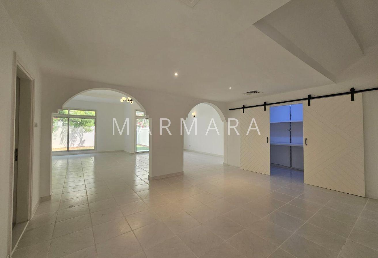 Bright and Spacious villa | Study room | Garden photo 2