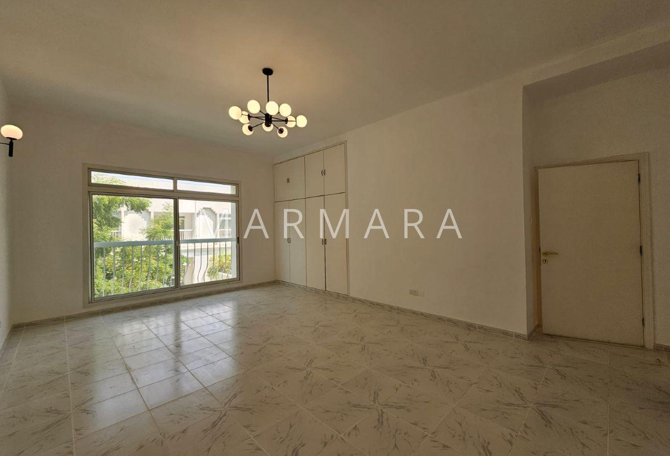 Bright and Spacious villa | Study room | Garden photo 11