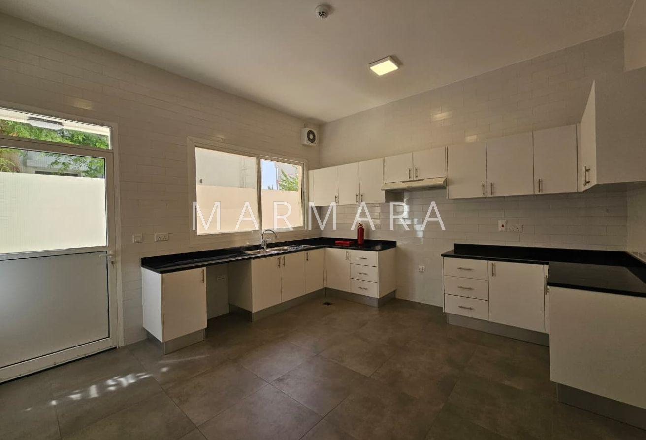 Stunning 5-Bed Independent Villa | Garden, Pool photo 3