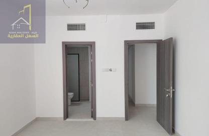 عمارة بالكامل - 8 غرف نوم - 8 حمامات للبيع في بو تينة - الشرق - الشارقة
