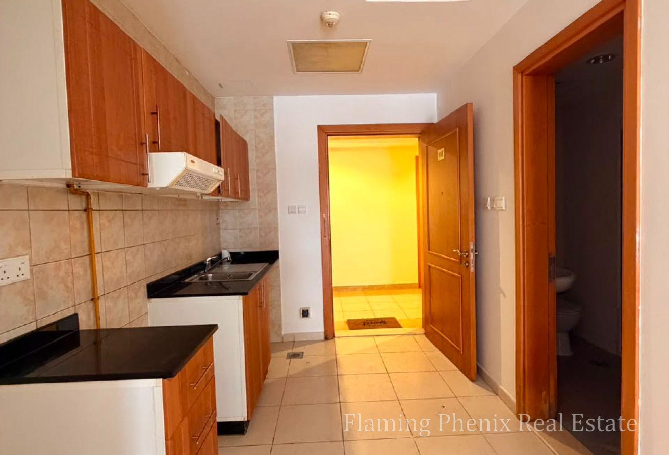 Prime location | Spacious | Vacant | Modern photo 3