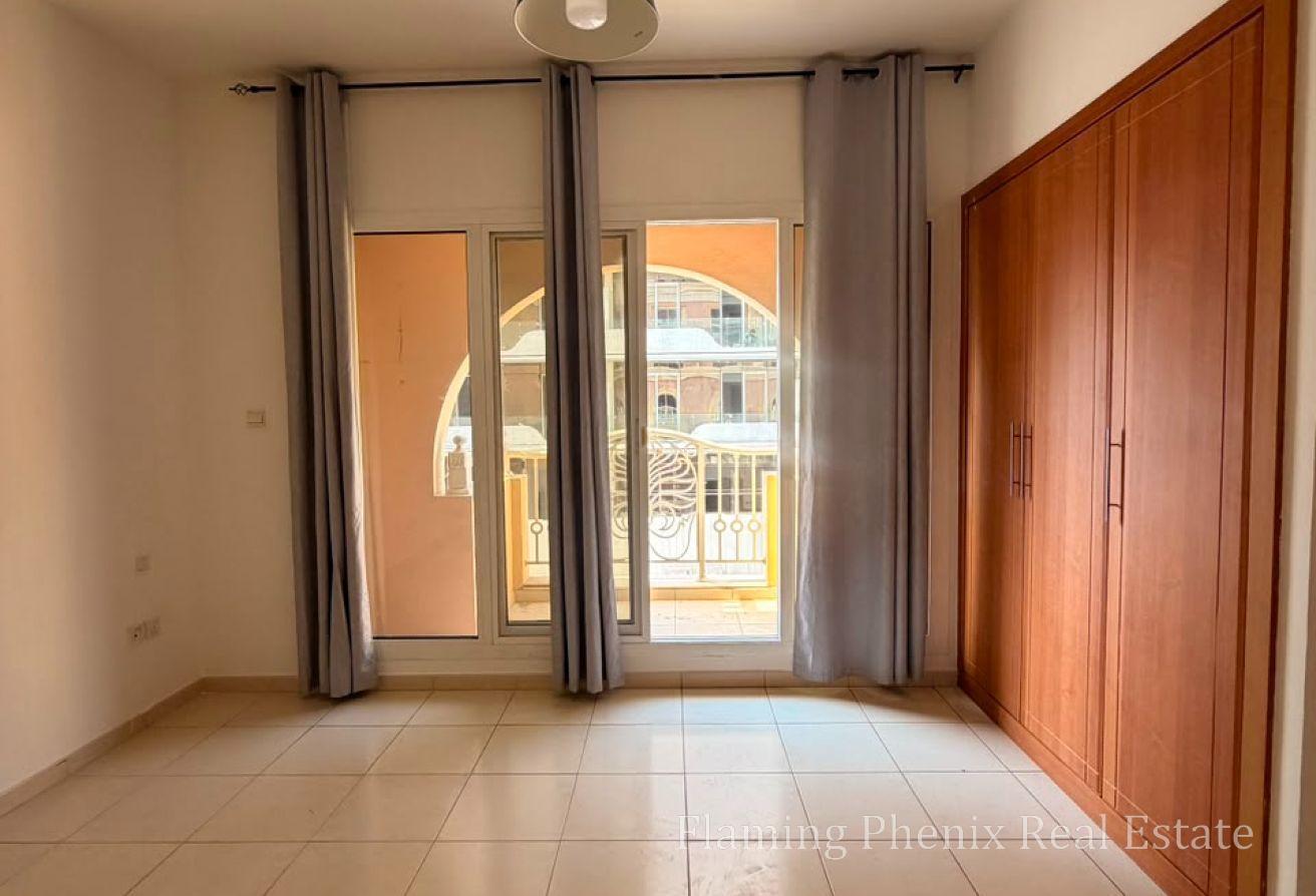 Prime location | Spacious | Vacant | Modern photo 2
