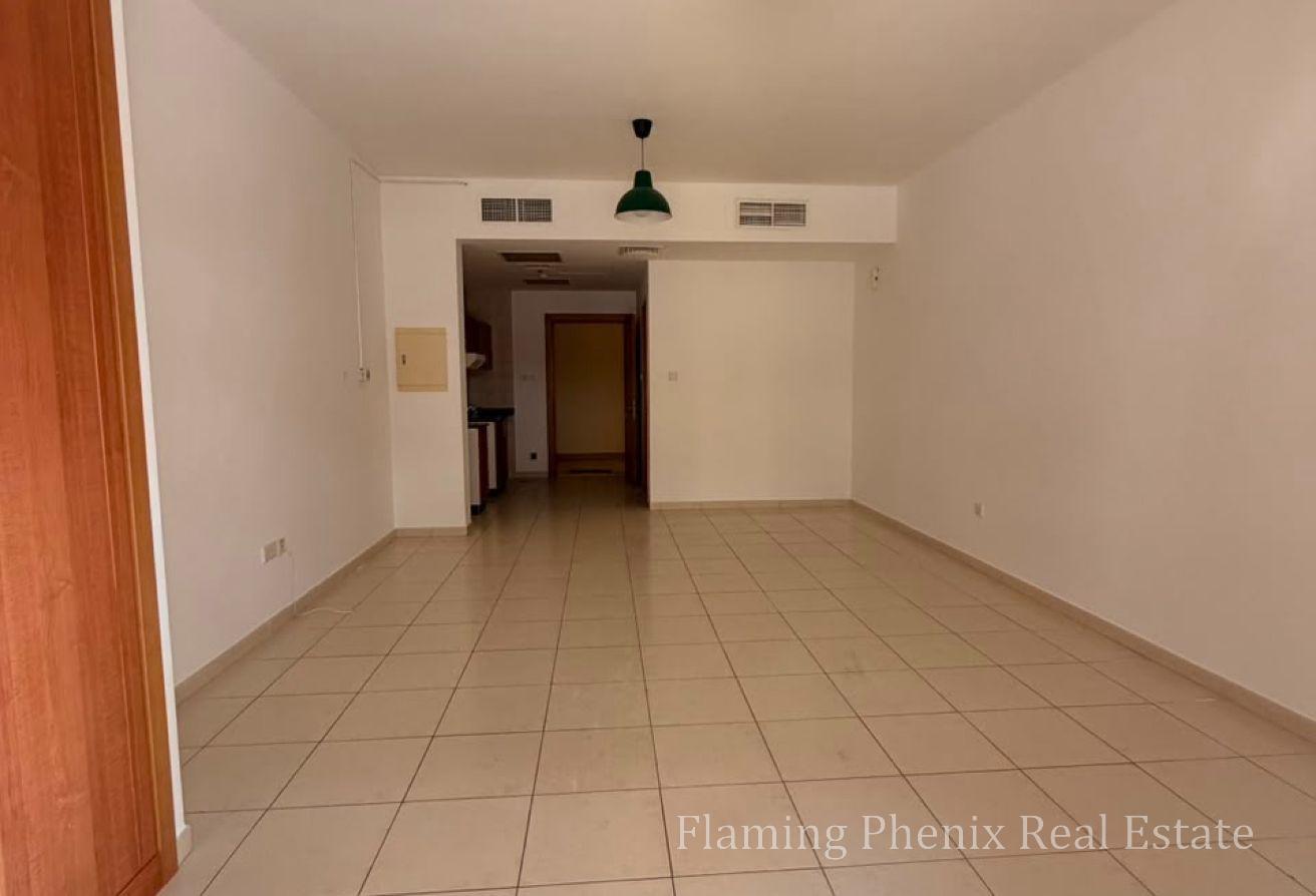 Prime location | Spacious | Vacant | Modern photo 5