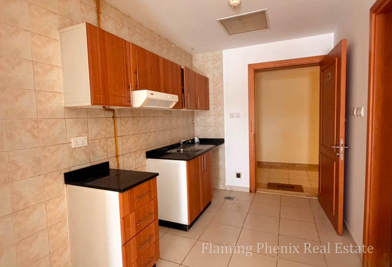 Prime location | Spacious | Vacant | Modern photo 4