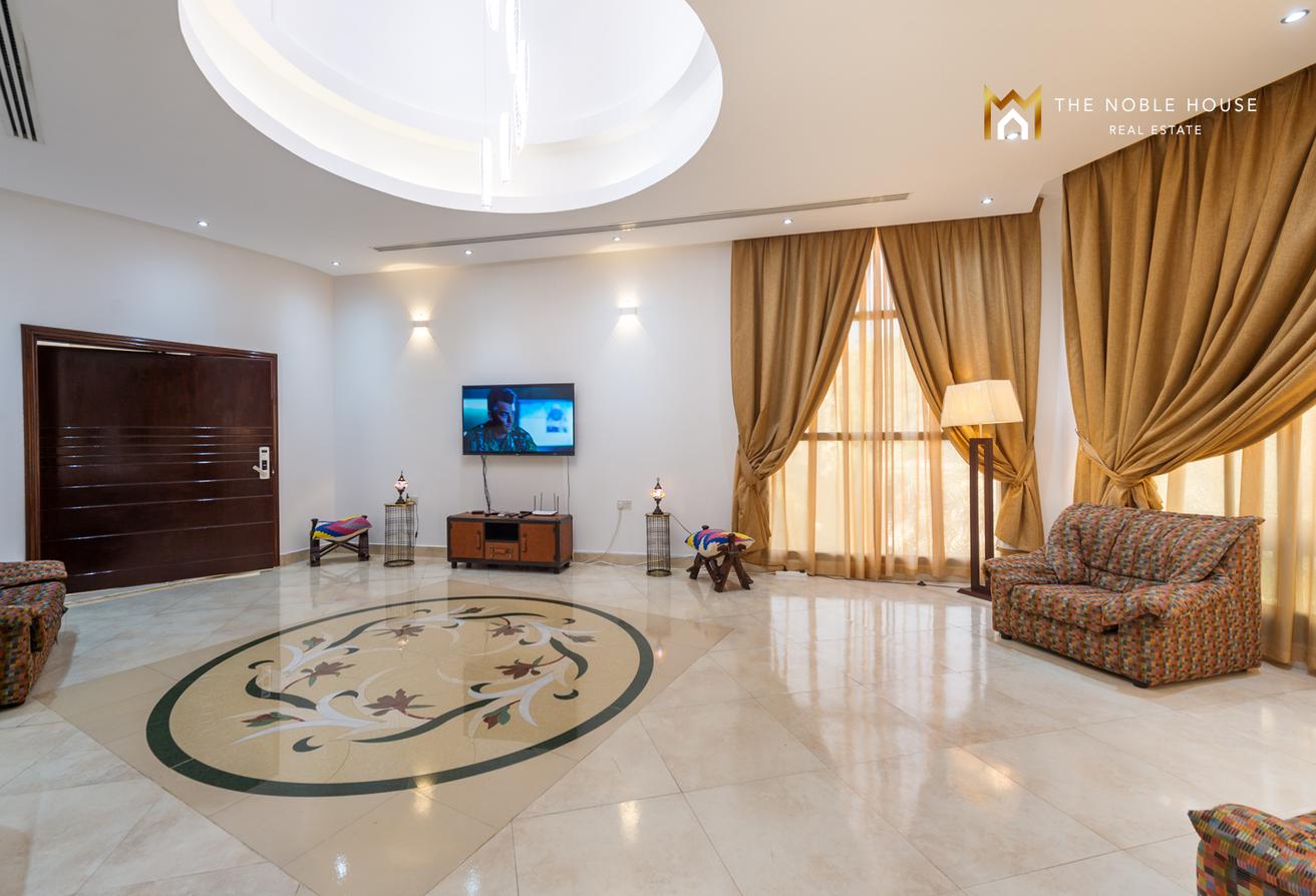 Luxurious Lake-Facing Villa | Emirates Hills photo 19