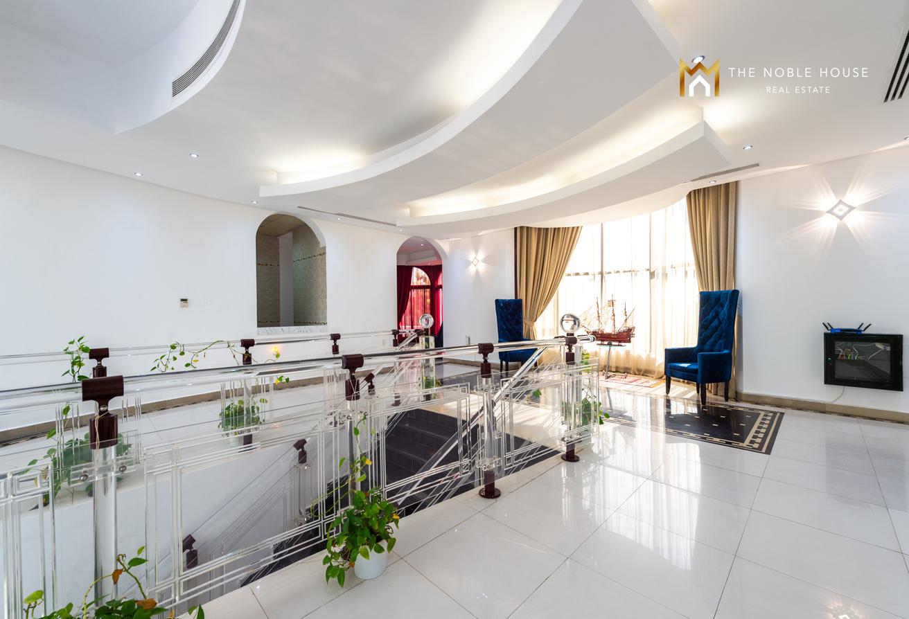 Luxurious Lake-Facing Villa | Emirates Hills photo 10