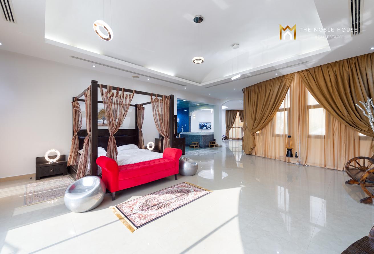 Luxurious Lake-Facing Villa | Emirates Hills photo 15