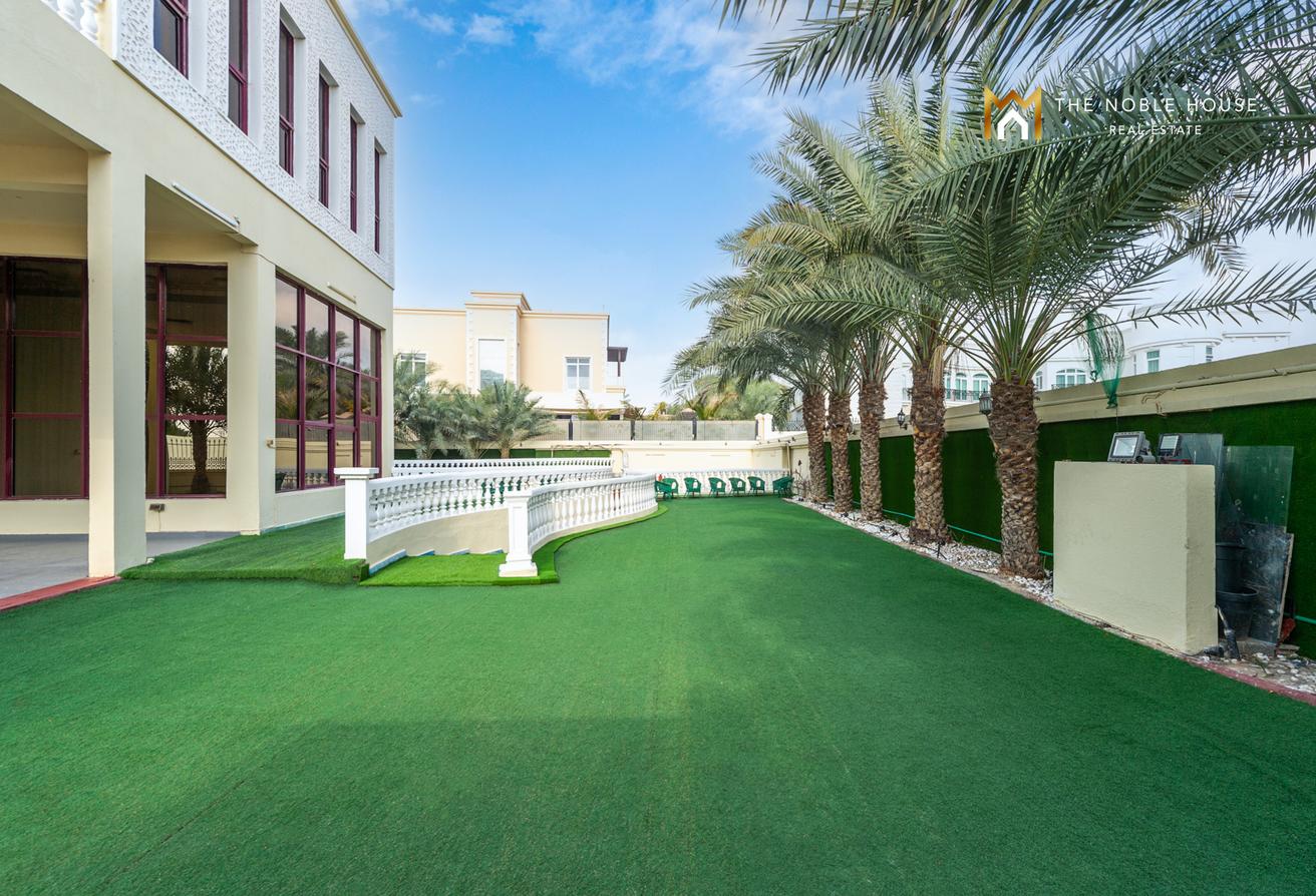 Luxurious Lake-Facing Villa | Emirates Hills photo 28