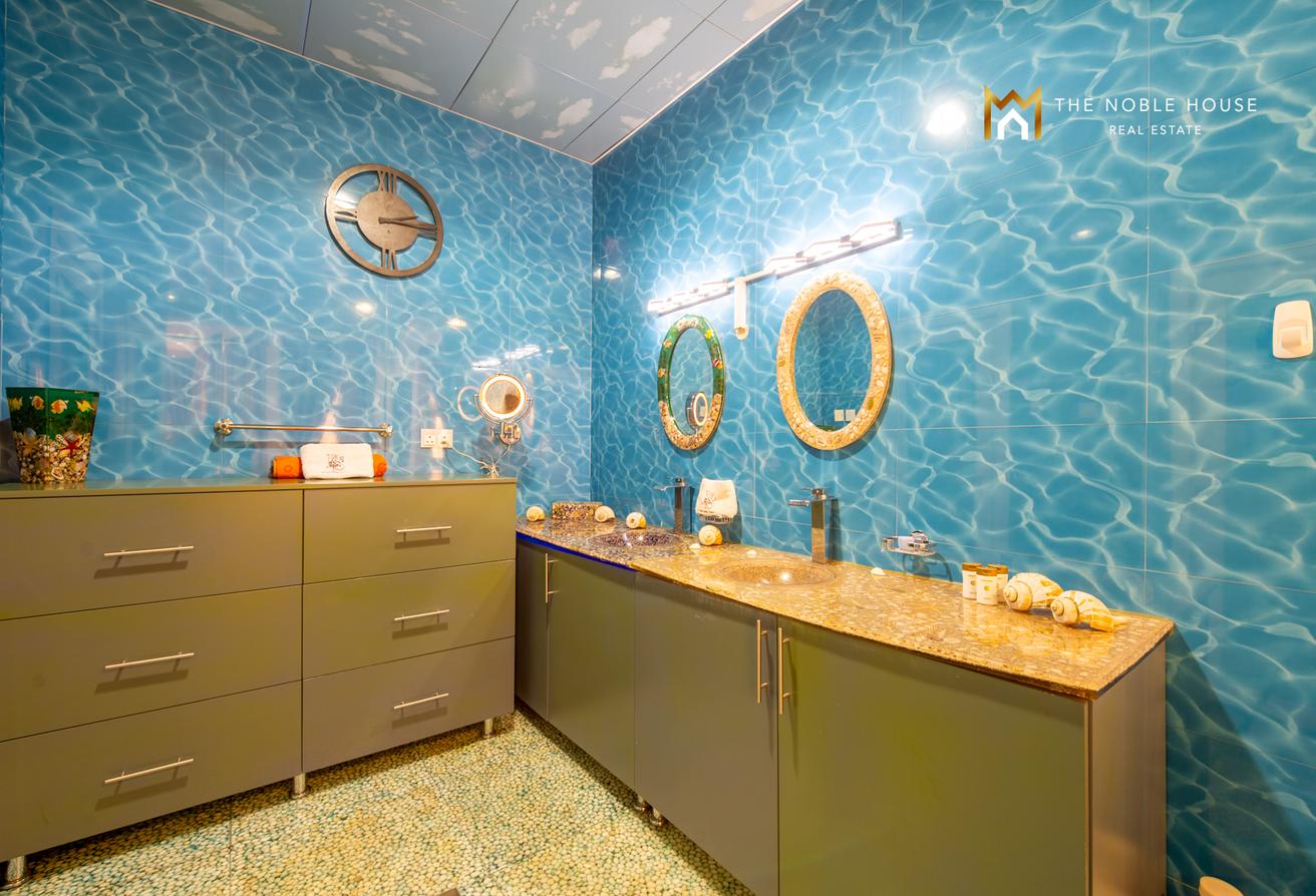 Luxurious Lake-Facing Villa | Emirates Hills photo 16