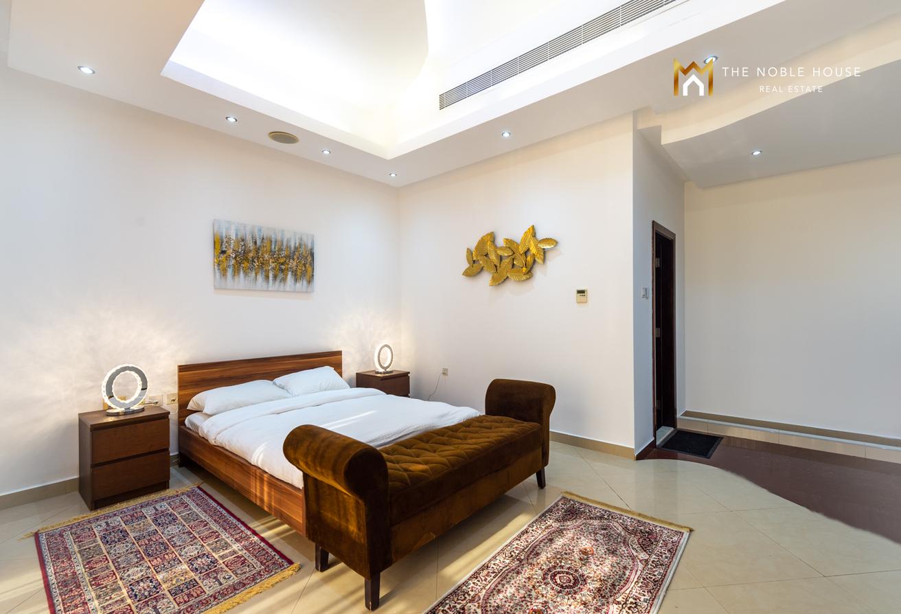 Luxurious Lake-Facing Villa | Emirates Hills photo 11