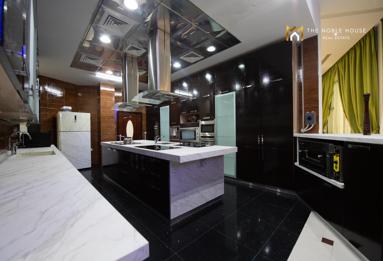 Luxurious Lake-Facing Villa | Emirates Hills photo 5