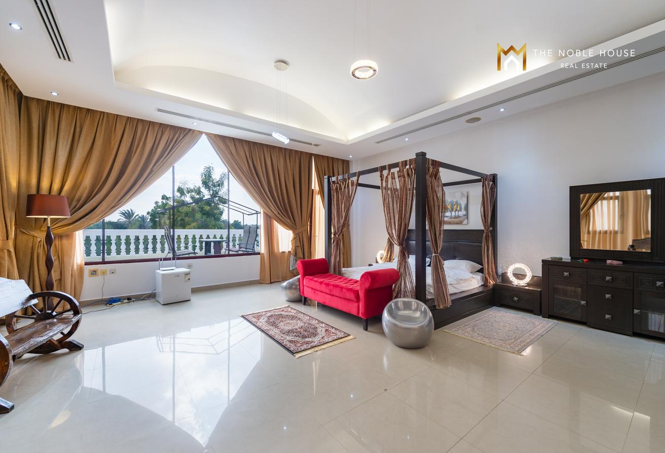 Luxurious Lake-Facing Villa | Emirates Hills photo 14