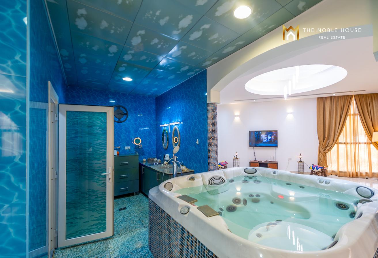 Luxurious Lake-Facing Villa | Emirates Hills photo 18