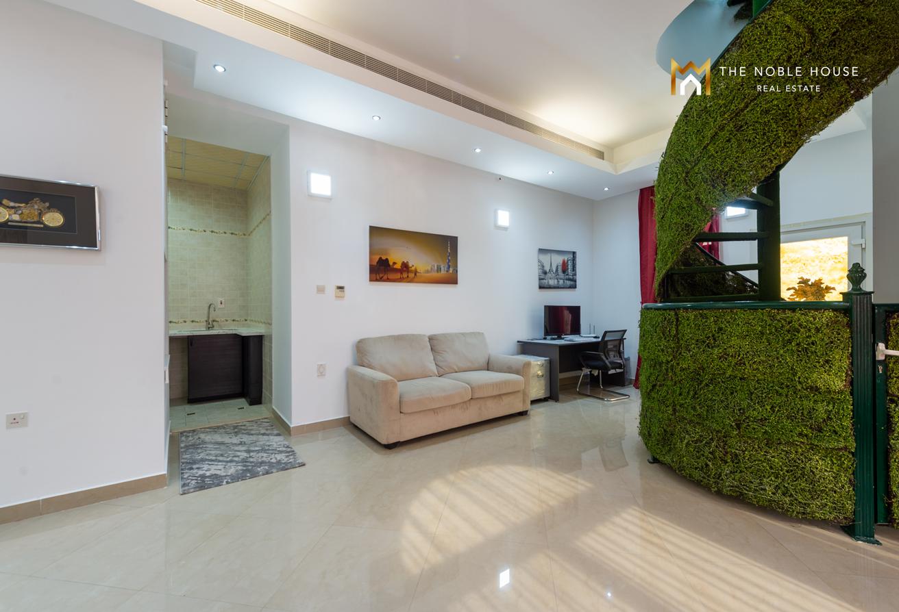 Luxurious Lake-Facing Villa | Emirates Hills photo 13