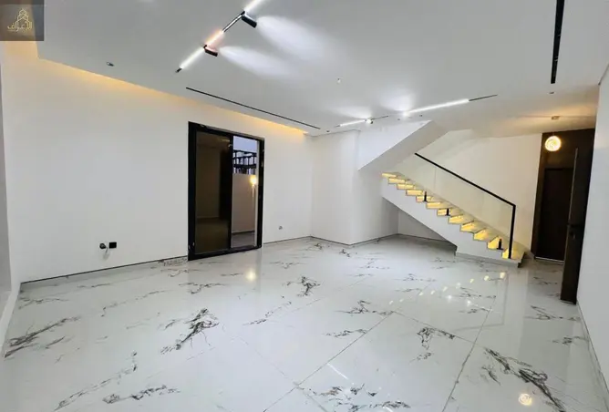 102820813 - Property Image 3