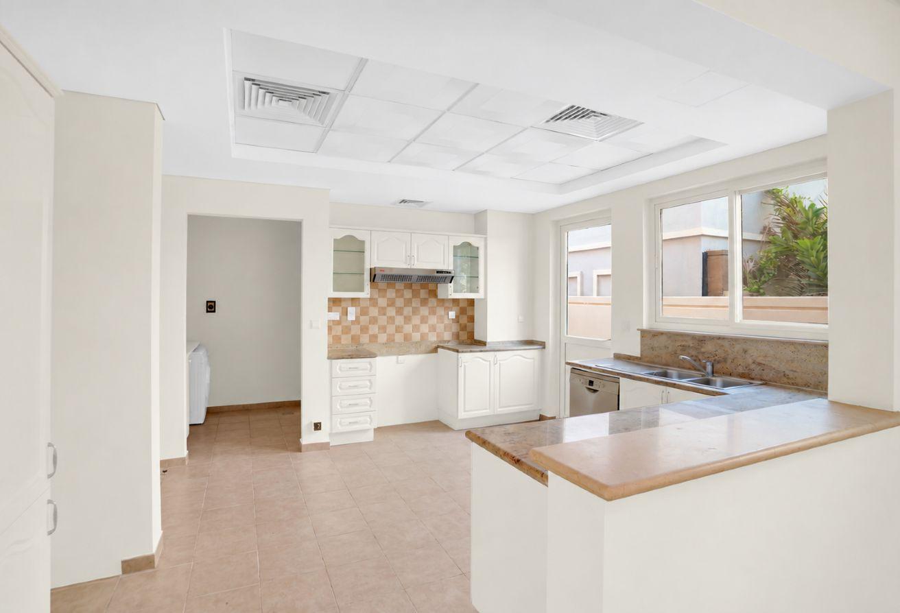 5BR Type C1 Villa | Vacant | Esmeralda photo 2