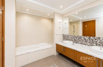 Villa - 5 Bedrooms - 5 Bathrooms for rent in District 2 - Jumeirah Park - Dubai