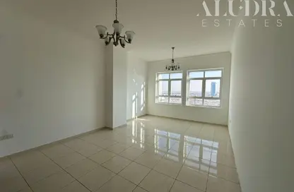 شقة - 2 غرف نوم - 3 حمامات للايجار في برج ربيعة - مجان - دبي لاند - دبي