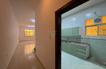 شقة - 2 غرف نوم - 2 حمامات للايجار في الدفينة - عشارج - العين