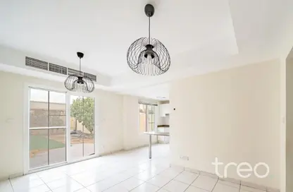 فيلا - 2 غرف نوم - 3 حمامات للايجار في الينابيع 3 - الينابيع - دبي