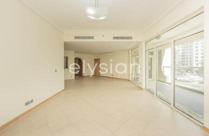Apartment - 3 Bedrooms - 3 Bathrooms for rent in Al Tamr - Shoreline Apartments - Palm Jumeirah - Dubai
