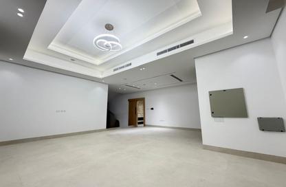 Villa - 5 - 5 for rent in Al Aweer - Dubai