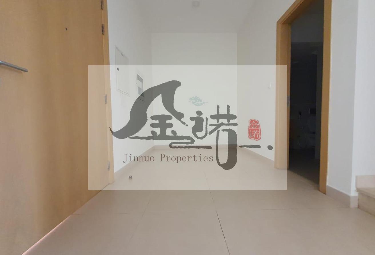 Prime Location | Spacious Townhouse | Souk Warsan photo 8