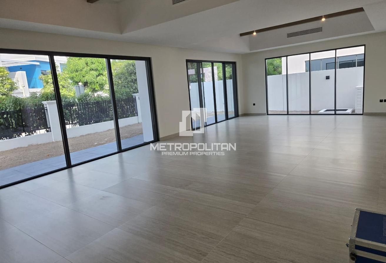Massive Plot | Large Villa | Vacant | Negotiable photo 5