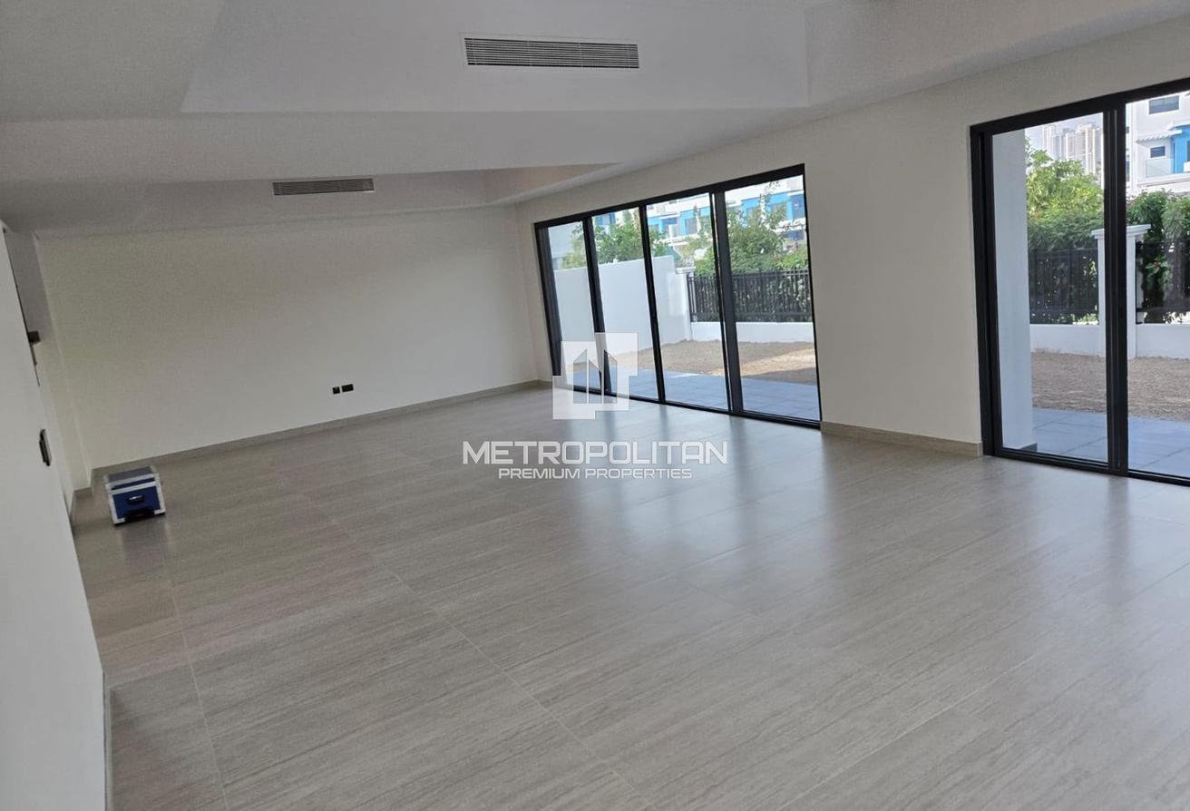 Massive Plot | Large Villa | Vacant | Negotiable photo 13