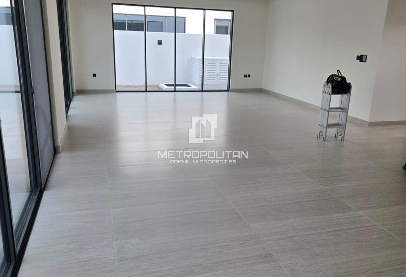 Massive Plot | Large Villa | Vacant | Negotiable photo 30
