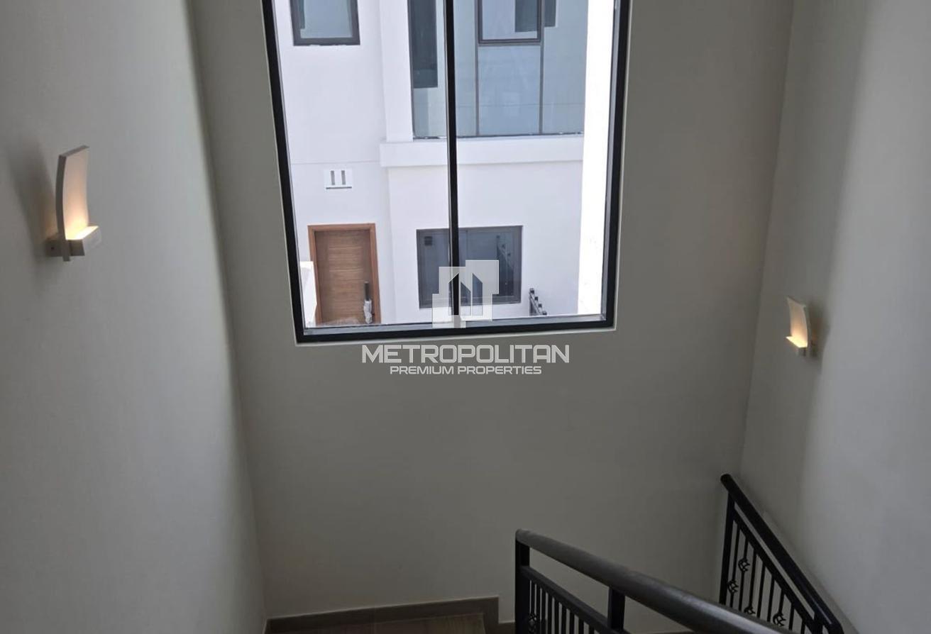 Massive Plot | Large Villa | Vacant | Negotiable photo 15
