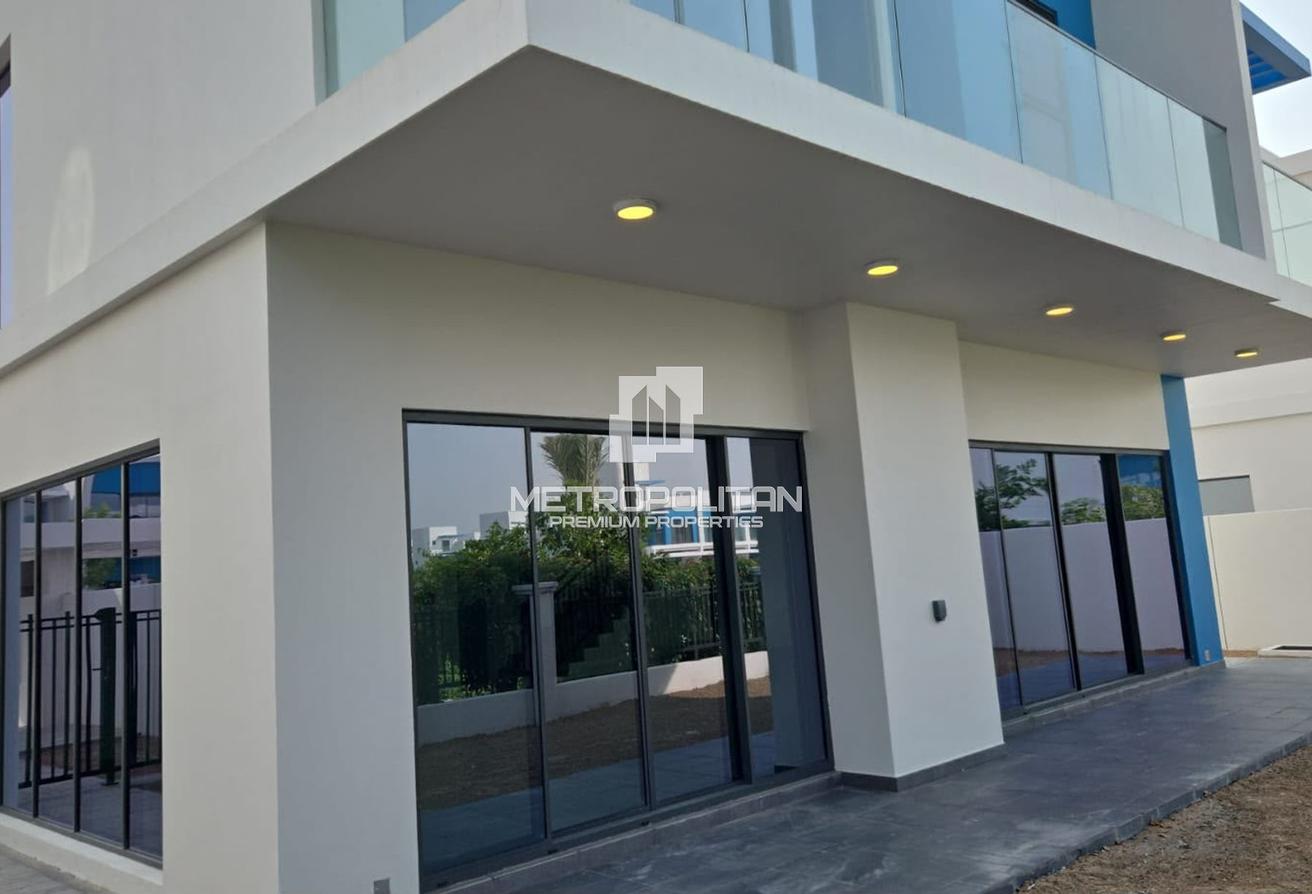 Massive Plot | Large Villa | Vacant | Negotiable photo 11