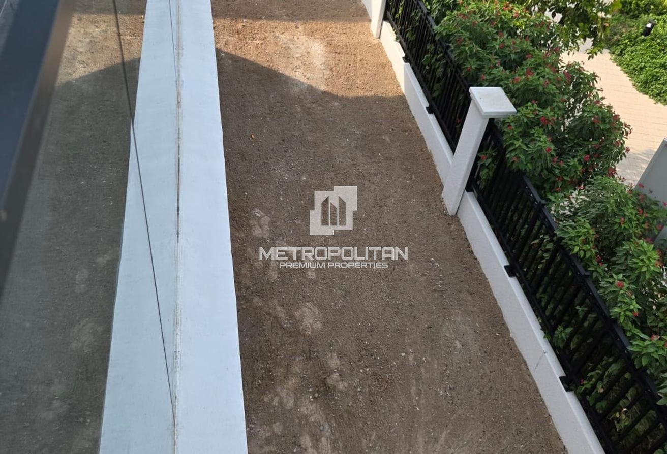 Massive Plot | Large Villa | Vacant | Negotiable photo 8
