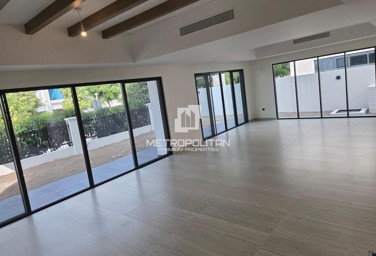 Massive Plot | Large Villa | Vacant | Negotiable photo 17