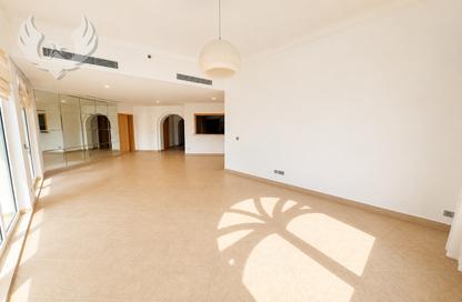 Apartment - 3 Bedrooms - 3 Bathrooms for rent in Al Khushkar - Shoreline Apartments - Palm Jumeirah - Dubai