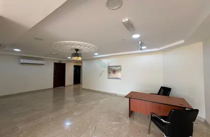 شقة - غرفة نوم - 2 حمامات للايجار في حي القلعة - الجهلي - العين