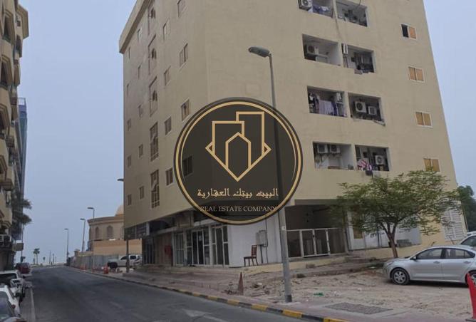 بناية ثالث نمرة من كورنيش عجمان | دخل 600 ألف