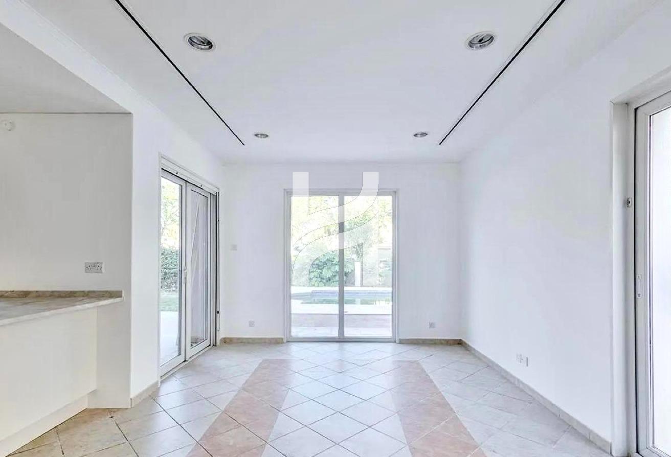 Large Plot | Vacant Now | Ready To Move In photo 4