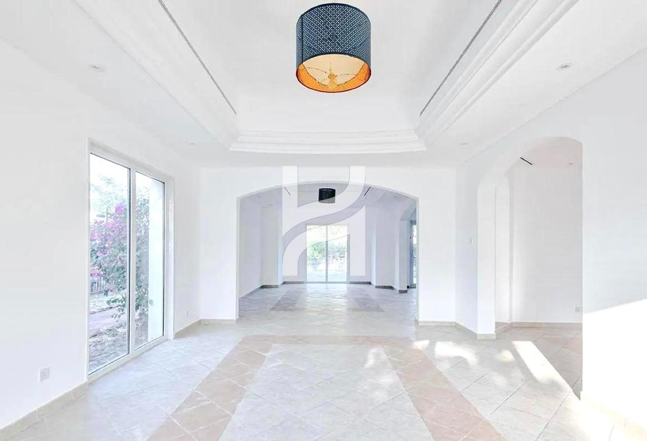 Large Plot | Vacant Now | Ready To Move In photo 3