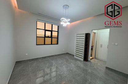 Villa - 5 Bedrooms - 6 Bathrooms for rent in Al Aweer 1 - Al Aweer - Dubai