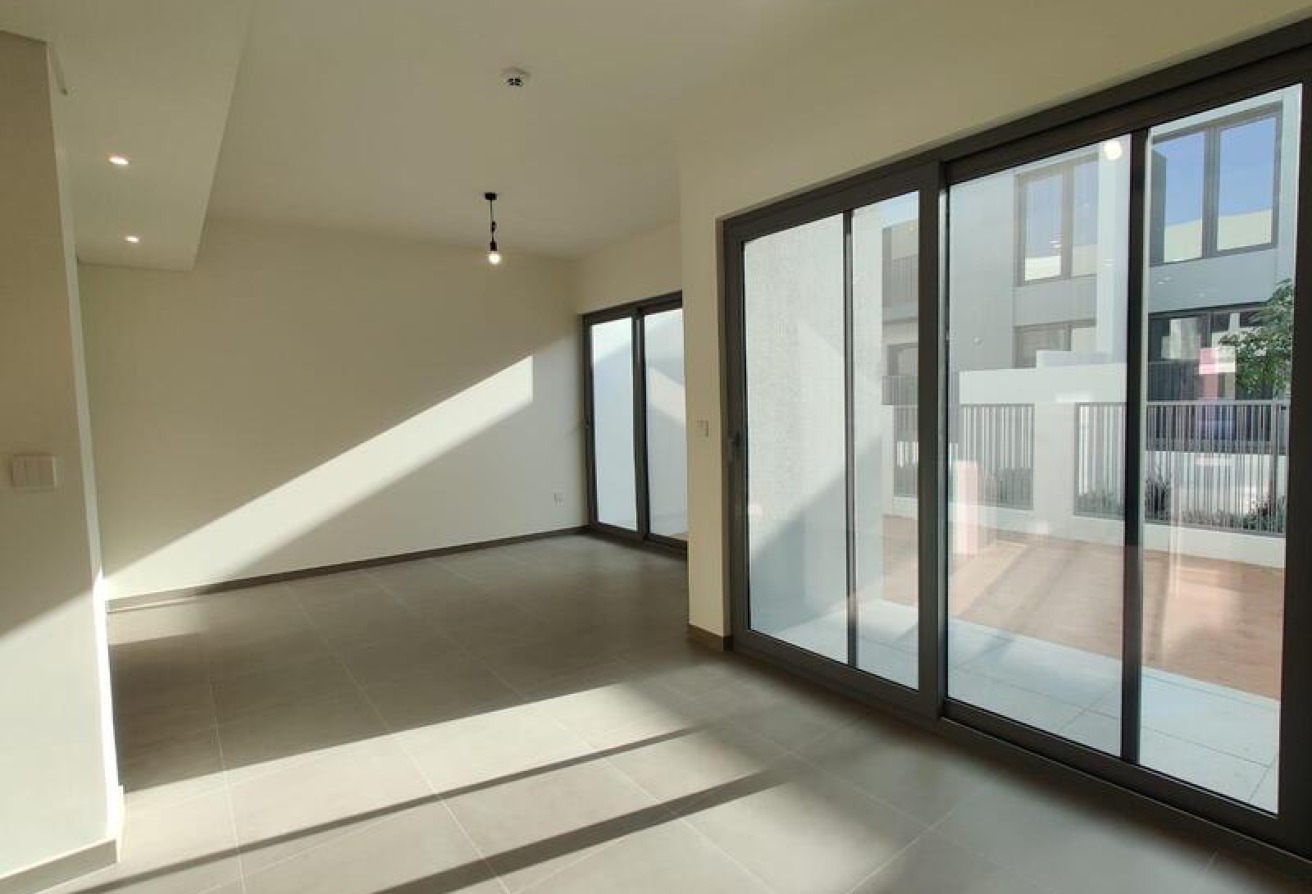 PRIME LOCATION | LANDSCAPE | SINGLE ROW gallery image
