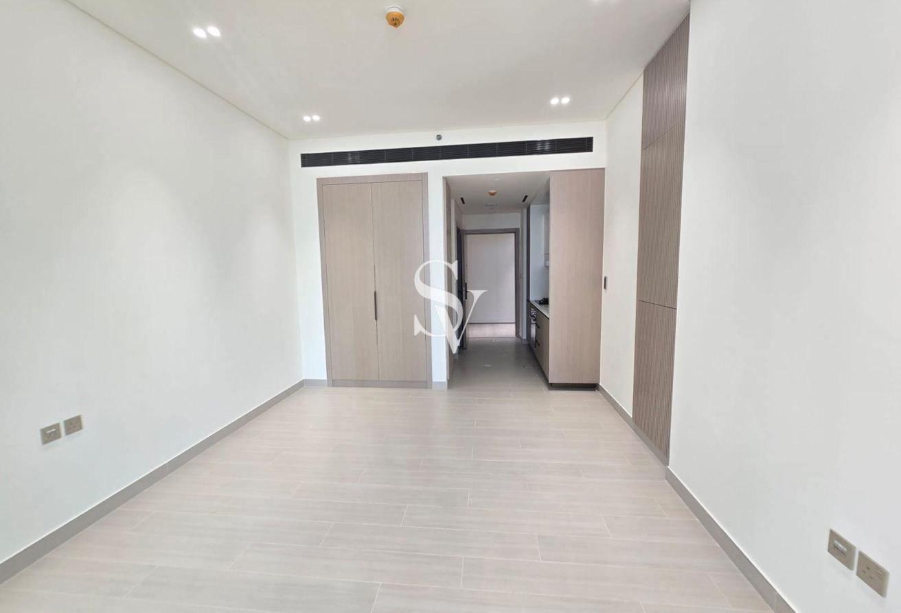 Brand New | Chiller free | Near Mall | High Floor photo 4