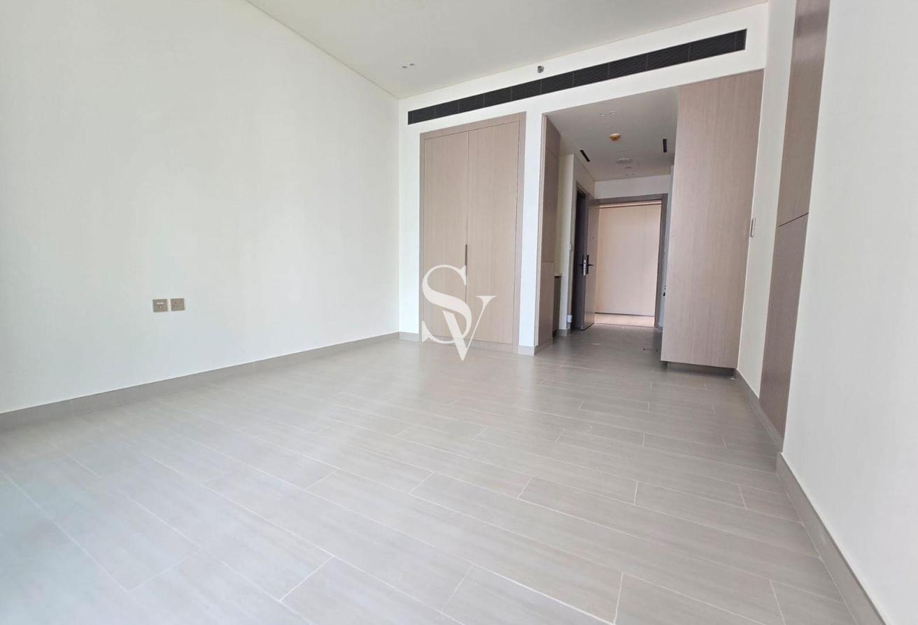 Brand New | Chiller free | Near Mall | High Floor photo 5